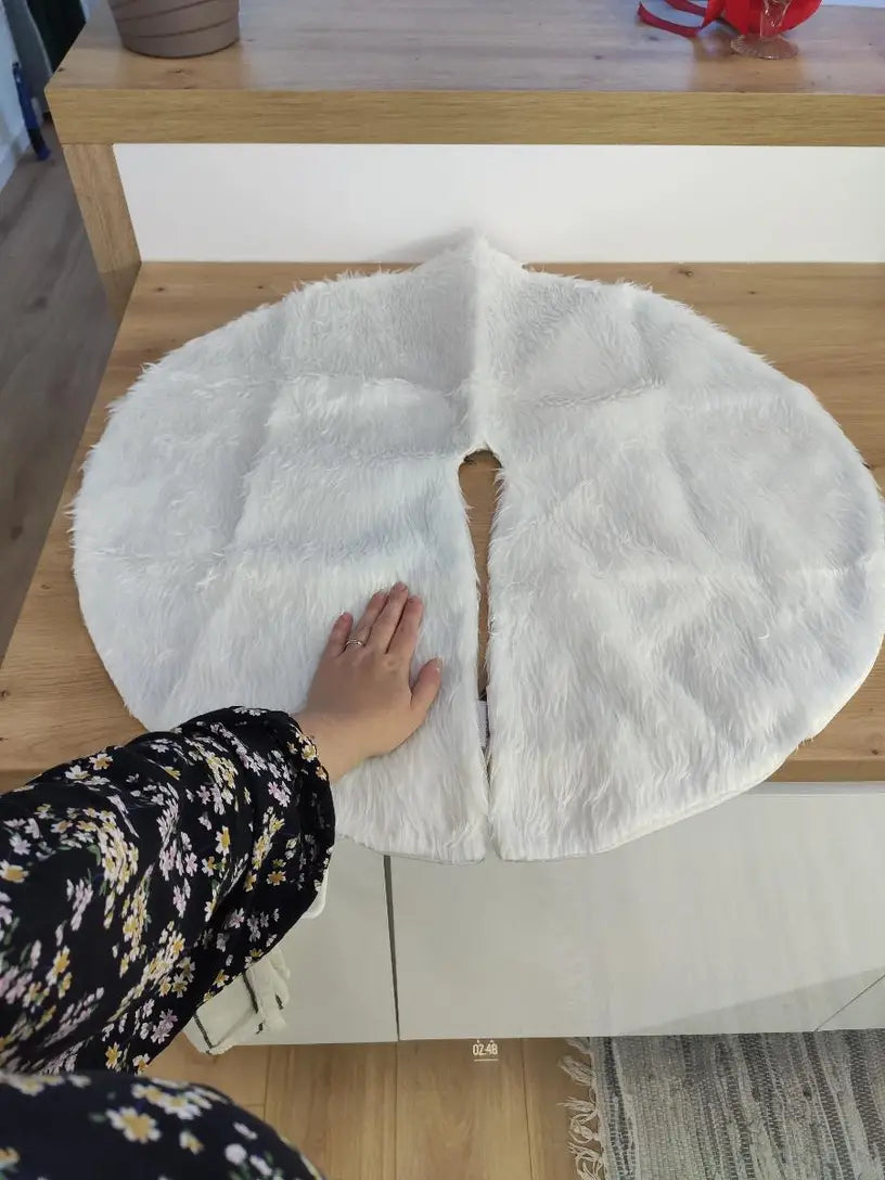 White Plush Christmas Tree Skirt – 77.98cm